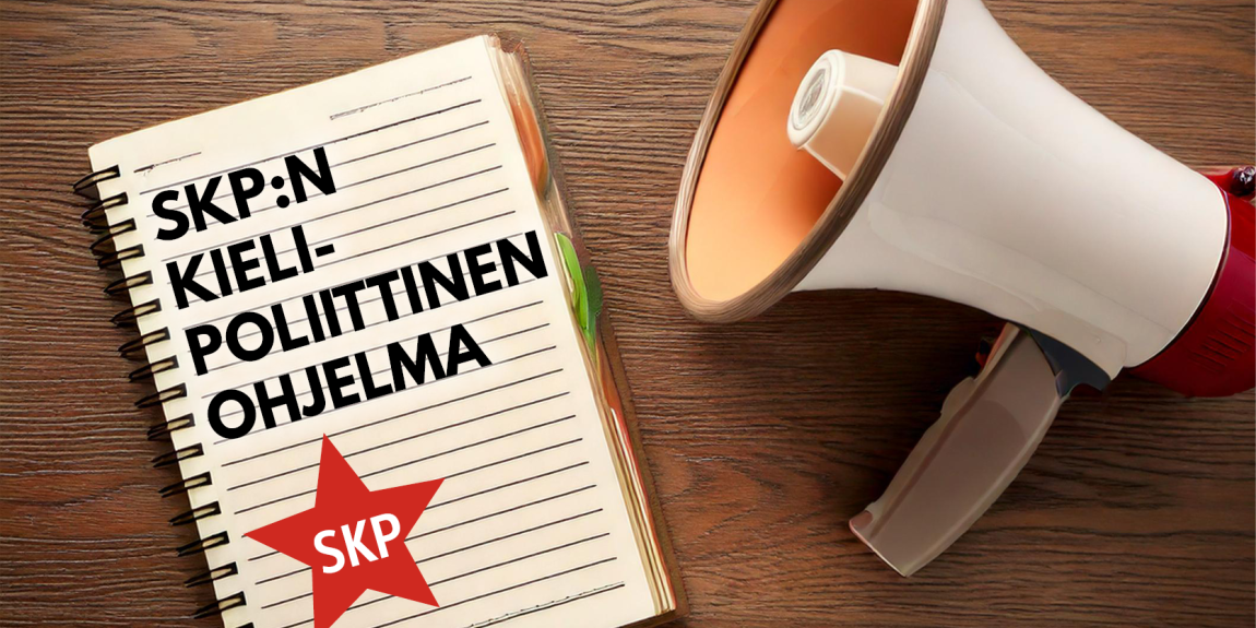Muistivihkon sivu, jossa lukee mustalla tekstillä 'SKP:N KIELIPOLIITTINEN OHJELMA', ja sivun alareunassa on punainen tähti, jossa lukee SKP. Vieressä pöydällä on valkoinen ja punainen megafoni puupinnalla.