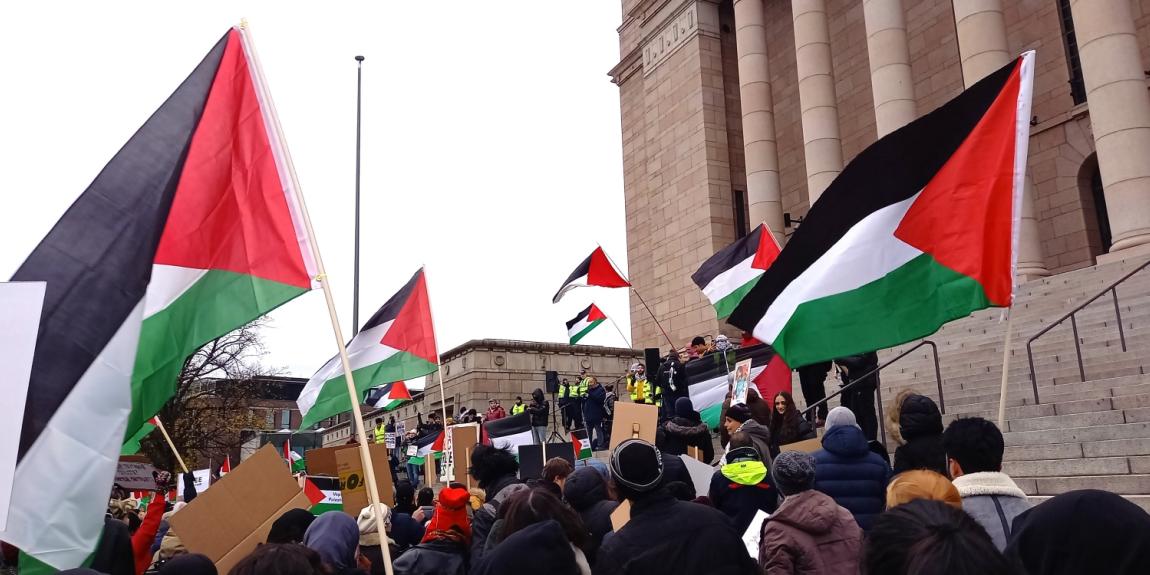 Helsingissä Eduskuntatalon edessä liehuvat Palestiinan liput.
