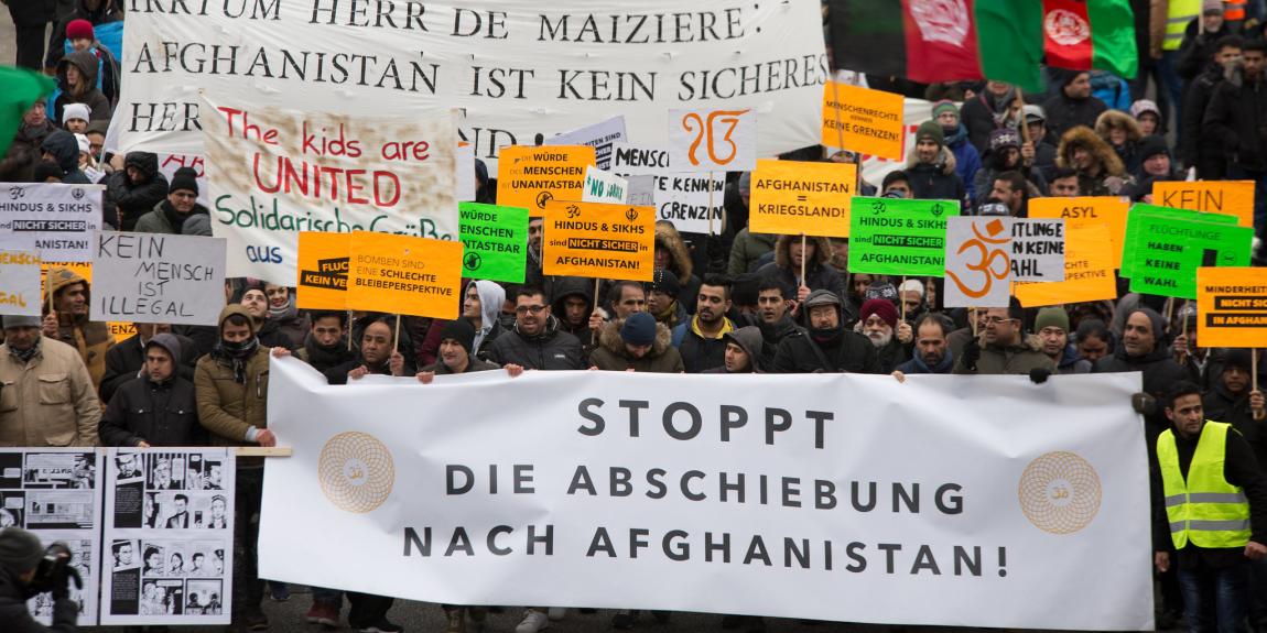 Ihmiset osoittavat mieltä Saksassa pakkopalautuksia vastaan.