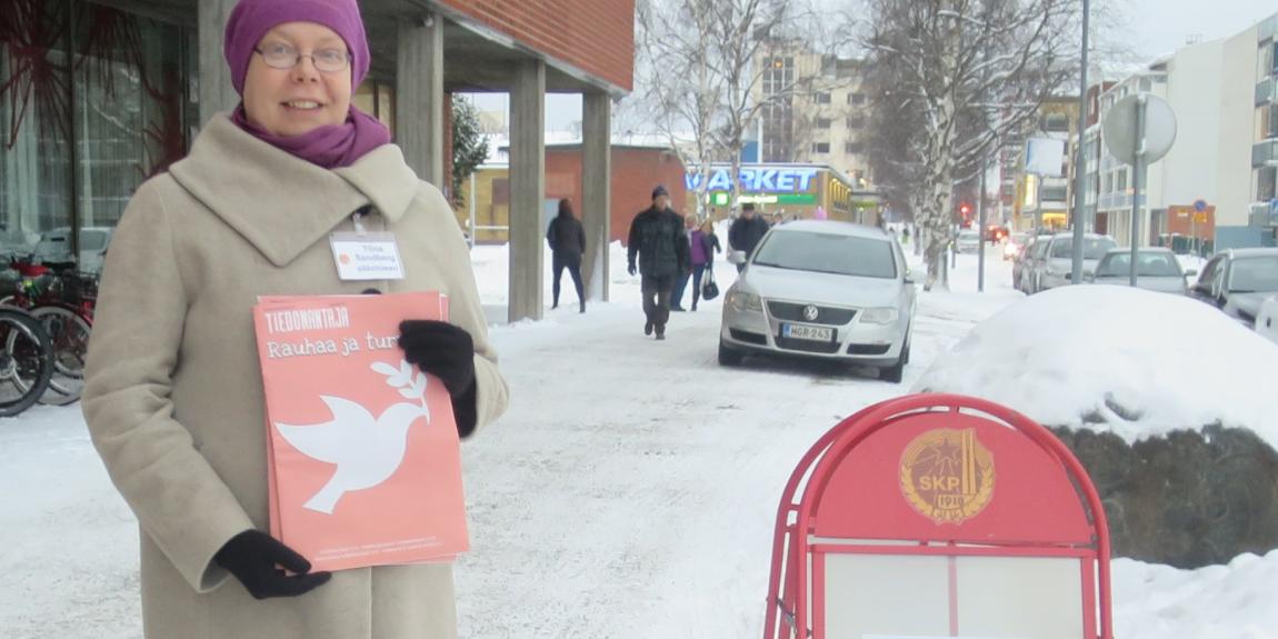 SKP:n pääsihteeri Tiina Sandberg myi Tiedonantajaa Kemissä.