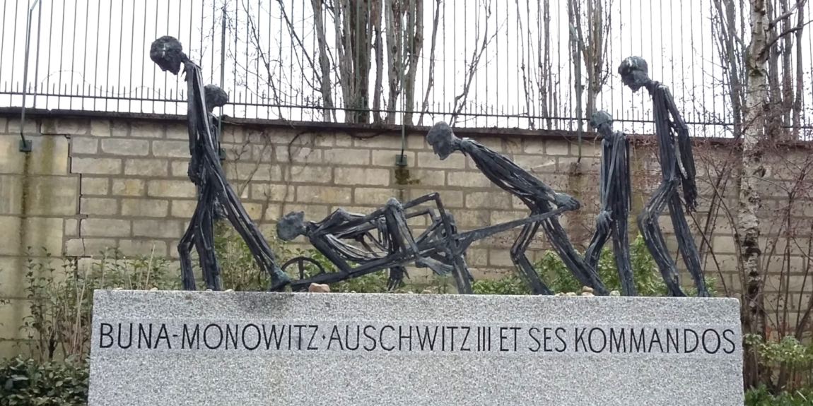 Monument de Buna-Monowitz-Auschwitz III keskitysleirin muitomerkki Père Lachaisella Pariisissa.
