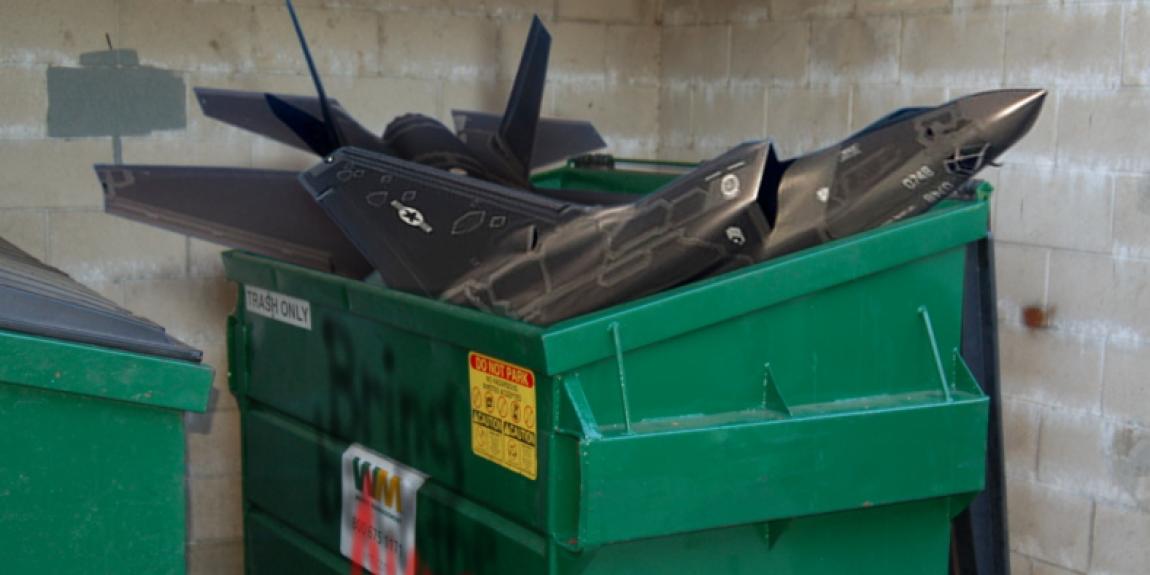 F35 hävittäjien pienoismallit roskiksessa
