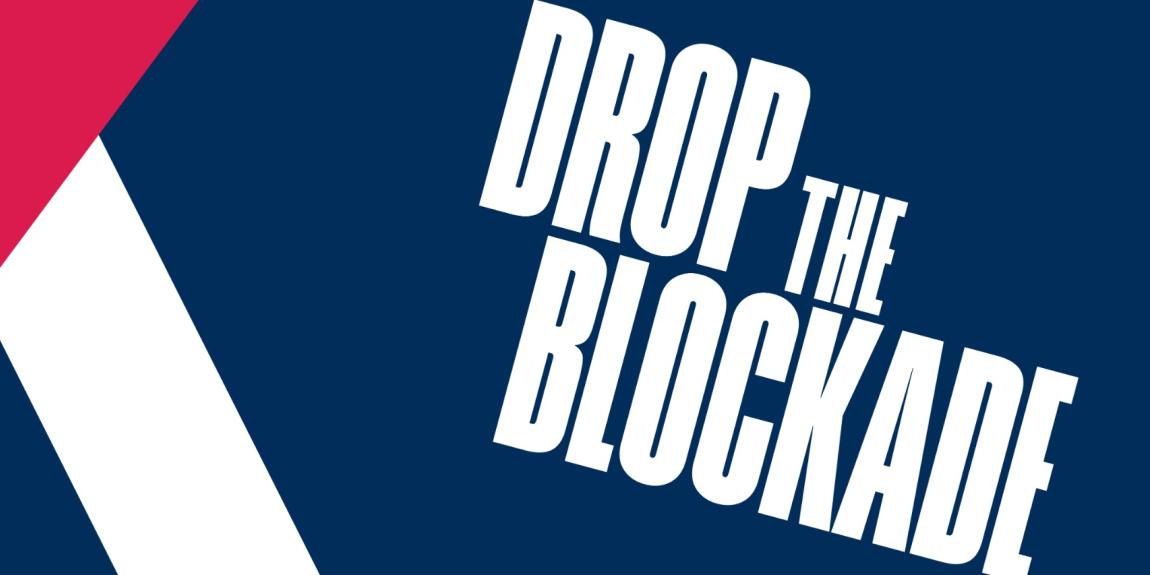 Piirretty Kuuban lippu vasemmalla ja oikealla englanninkielinen kauppasaarron vastainen teksti "Drop the Blockade".