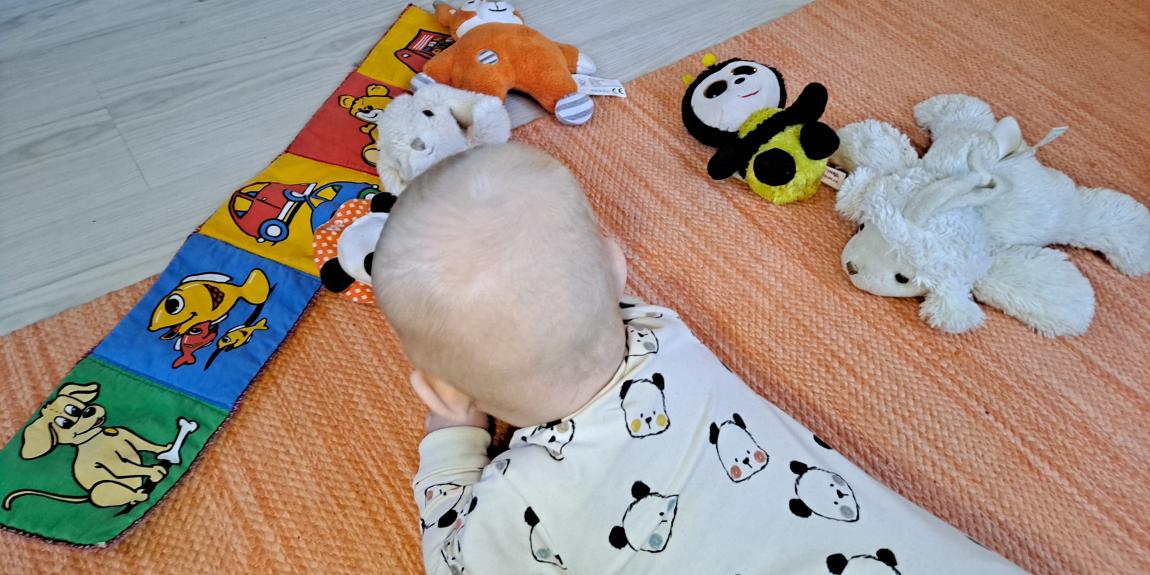 Kuvituskuva vauva ja lelut Kuvituskuva vauva ja lelut