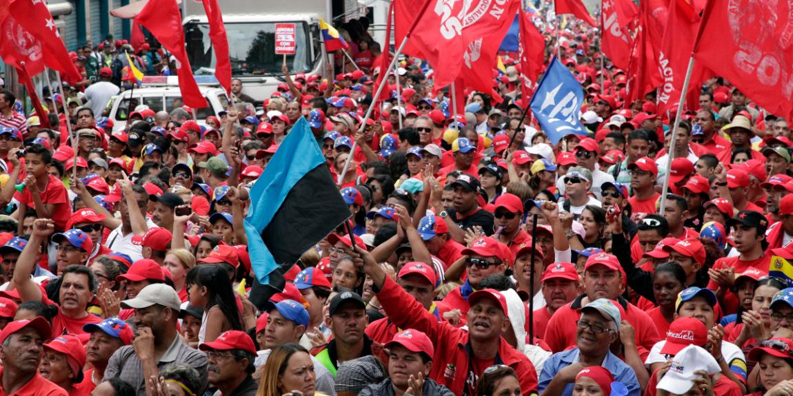 Ihmisiä tukemassa Nicolás Maduroa hänen tultua valituksi Venezuelan presidentiksi.