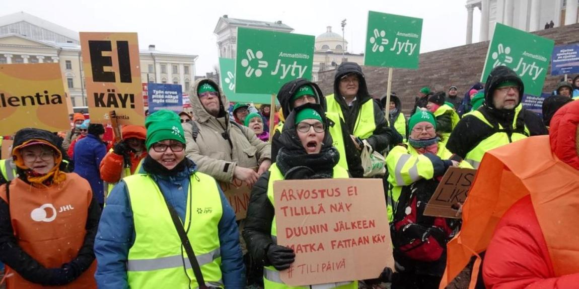 Helsingin työntekijät osoittavat mieltä Senaatintorilla palkanmaksusotkujen takia.