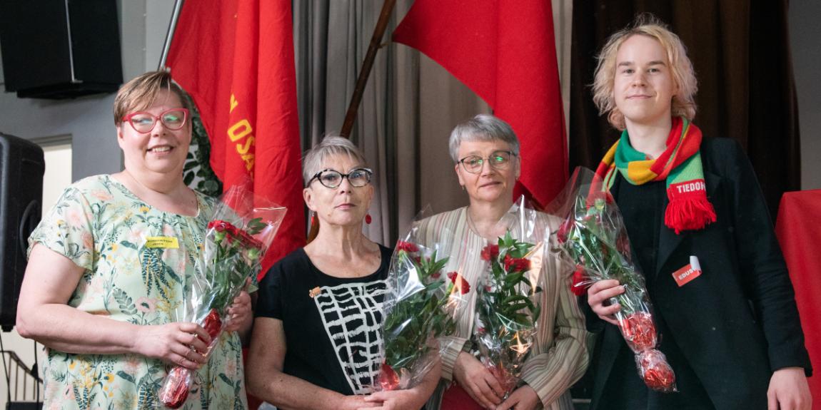 Tiina Sandbeg, Liisa Taskinen, Mervi Grönfors ja Jiri Mäntysalo poseeraavat tultuaan valituiksi SKP:n johtoon Kotkassa 12.6.2022.
