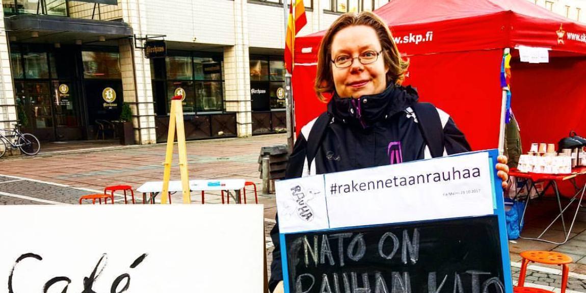 Tiina Sandberg Malmin torilla kyltin kanssa jossa lukee "Nato on rauhan kato".