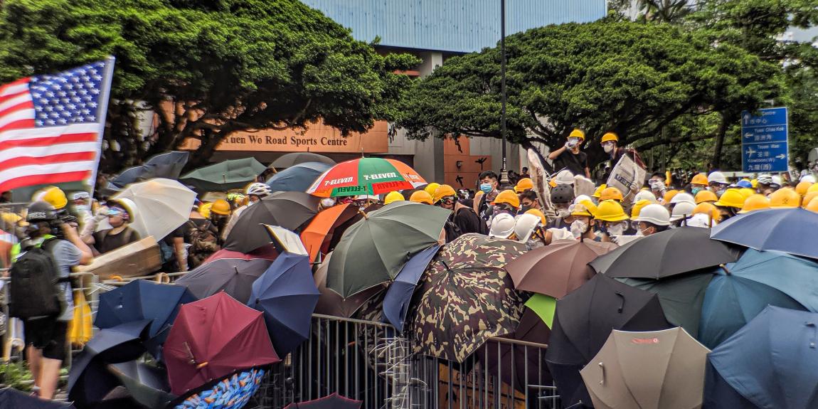Hongkongin mielenosoituksissa on mukana hyvin monenlaisia ihmisiä, joista osa myös liputtaa avoimesti USA:n puolesta.