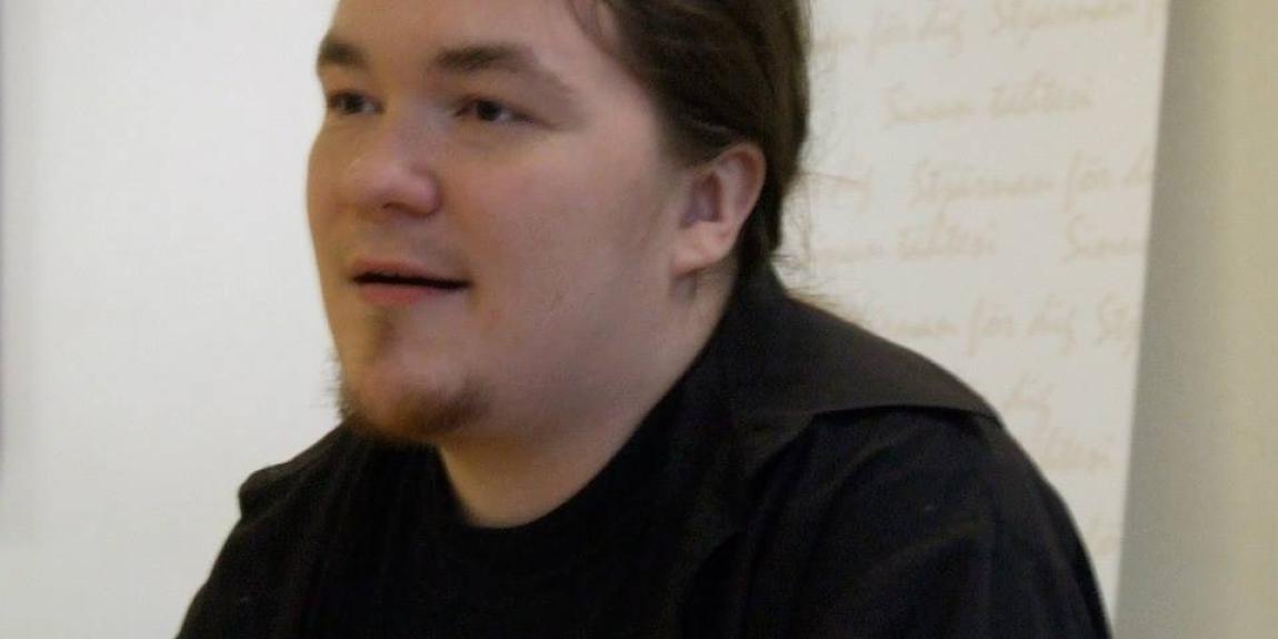 Simo Suominen:"Äänestämisen voi myös nähdä mielenosoituksena, eikä pienemmissä muutoksissa eduskuntakaan ole täysin mahdoton vaikuttamisen kanava".