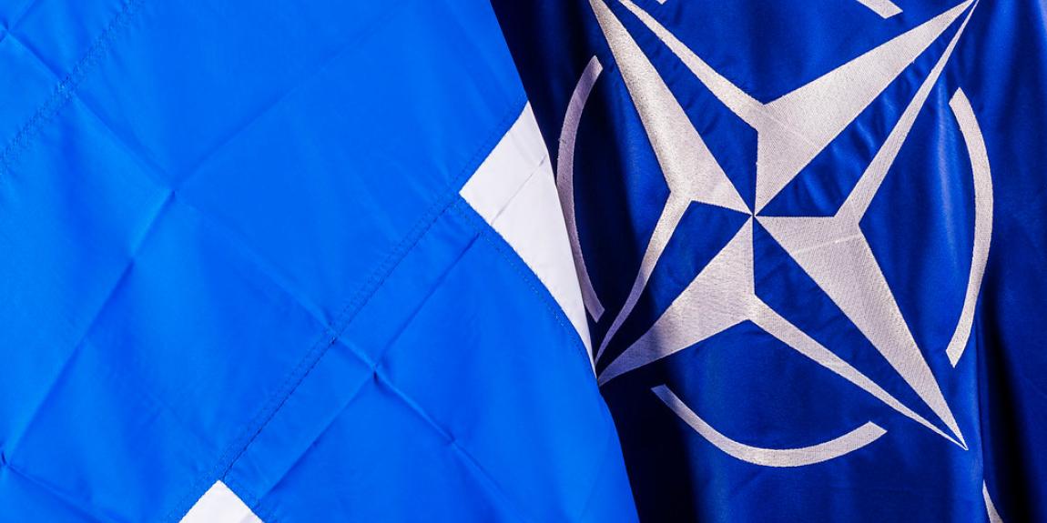 Suomen ja Naton liput rinnakkain.
