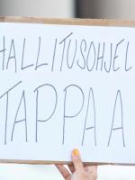 Mielenosoituksessa kyltti, jossa lukee "Hallitusohjelma tappaa".