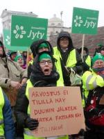 Helsingin työntekijät osoittavat mieltä Senaatintorilla palkanmaksusotkujen takia.