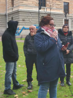 Tiina Sandberg pitää puhetta mielenosoituksessa, jossa vastustetaan kurdien mielivaltaisia pidätyksiä Suomessa. Kuva Kirsti Kangas