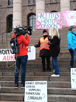 Meri-Lapin ihmiset puolustivat keskussairaalaansa näyttävällä mielenosoituksella. Kuva Tiina Sandberg