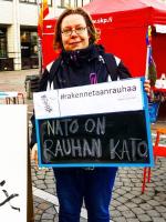 Tiina Sandberg Malmin torilla kyltin kanssa jossa lukee "Nato on rauhan kato".