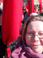 Tiina Sandberg kiertää SKP:n piirijärjestöjä vaaliohjelmaluonnoksen kanssa.