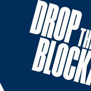 Piirretty Kuuban lippu vasemmalla ja oikealla englanninkielinen kauppasaarron vastainen teksti "Drop the Blockade".