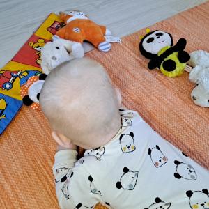 Kuvituskuva vauva ja lelut Kuvituskuva vauva ja lelut