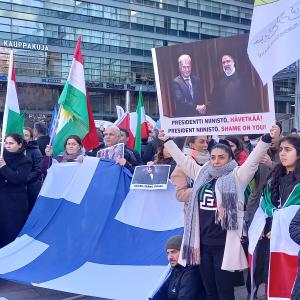 Solidaarisuutta iranilasten kanssa mielenosoitus HKI 22.10.22 kuva Tiina Sandberg