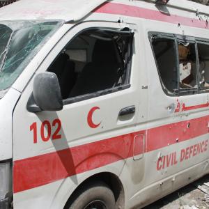 Kuvassa tuhoutunut ambulanssi Gazassa heinäkuussa.