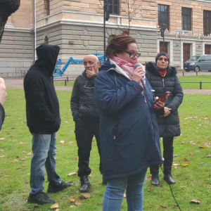 Tiina Sandberg pitää puhetta mielenosoituksessa, jossa vastustetaan kurdien mielivaltaisia pidätyksiä Suomessa. Kuva Kirsti Kangas