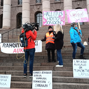 Meri-Lapin ihmiset puolustivat keskussairaalaansa näyttävällä mielenosoituksella. Kuva Tiina Sandberg