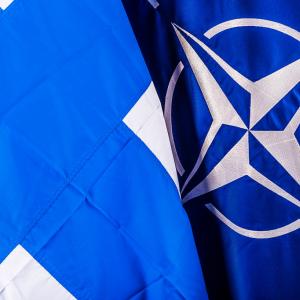 Suomen ja Naton liput rinnakkain.