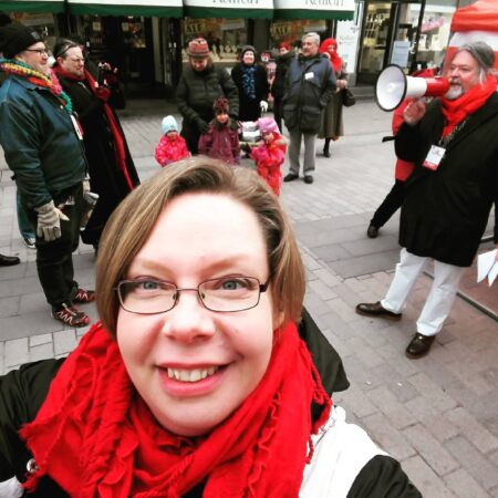 Tiina Sandberg ja keskuskomitean jäseniä osoittamassa mieltä Jyväskylässä
