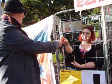 Vapauden vaunujen työryhmän vetäjä Aura Kaskisydän mielenosoituksessa vaatimassa vammaisille kuuluvia oikeuksia.