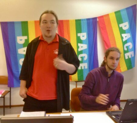 Simo Suominen (kuvassa vasemmalla - oikealla SKP:n pääsihteeri Ketoharju) vaatii itsenäisyyden nimissä pankkien ja suurten yhtiöiden päätäntävallan ja omaisuusoikeuden rajoittamista.