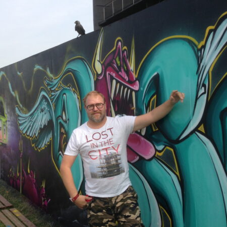 SKP:n puheenjohtaja JP Väisänen ja Kiasman graffitiseinä