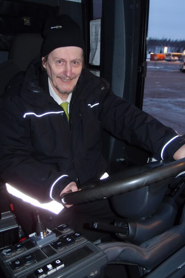 Ossi Kähmi: "Lyhentämällä työaikaa riittää jokaiselle kokopäivätyö eikä osa-aikaisia ja tarvittaessa töihin huudettavia tarvita".