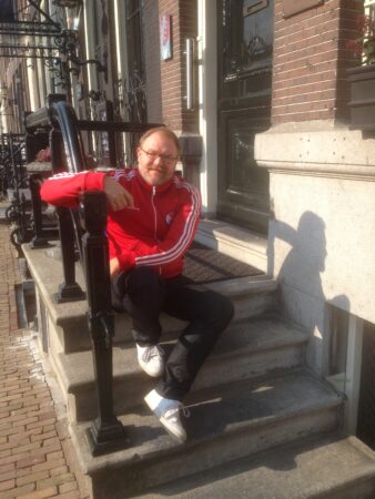 SKP:n puheenjohtaja JP Väisänen vaatii isyyslakiin yhdessä lapsen saaville naispareille mahdollisuutta vanhemmuuden vahvistamiseen suoraan ilman perheensisäistä adoptiota"