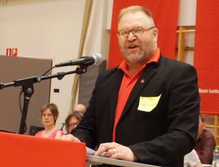 SKP:n puheenjohtaja JP Väisänen edustajakokouksessa.