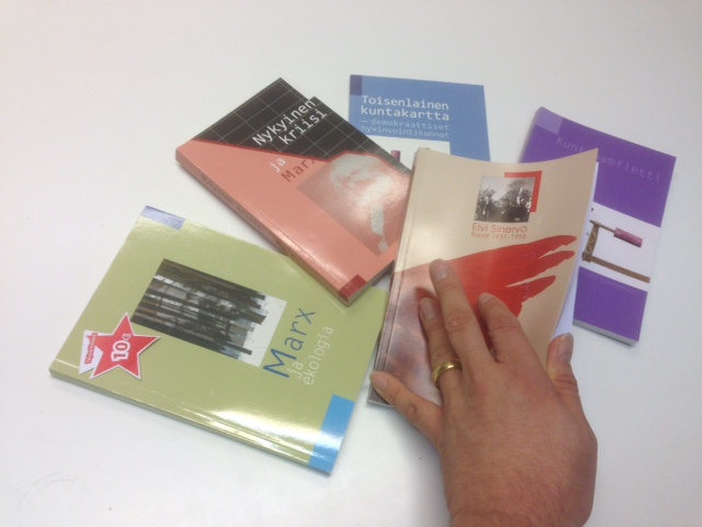 Anna-Mili Tölkön mielestä lähikirjatoilla on tärkeänä osana lukutaidon kehittymisessä.