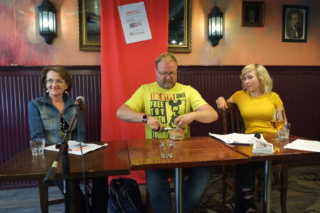 Kaarin Taipale ja Annika Rauhala seuraavat JP Väisänen järjestyksessään toista Guggenheimin vastaista performanssissa Maanantaiklubilla 5.8.2013.