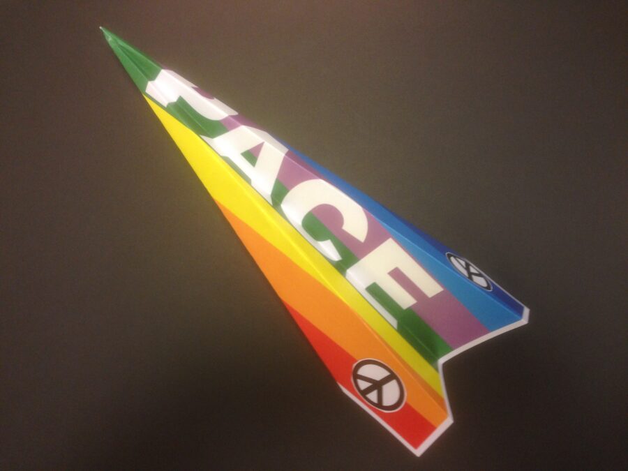 JP Väisäsen Performanssi "Vapaa pudotus" ottaa kantaa nykymenoon. Tavallisella kansalla