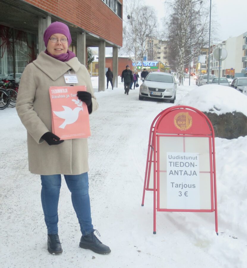SKP:n pääsihteeri Tiina Sandberg myi Tiedonantajaa Kemissä.