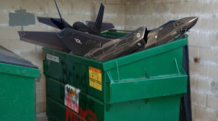 F35 hävittäjien pienoismallit roskiksessa