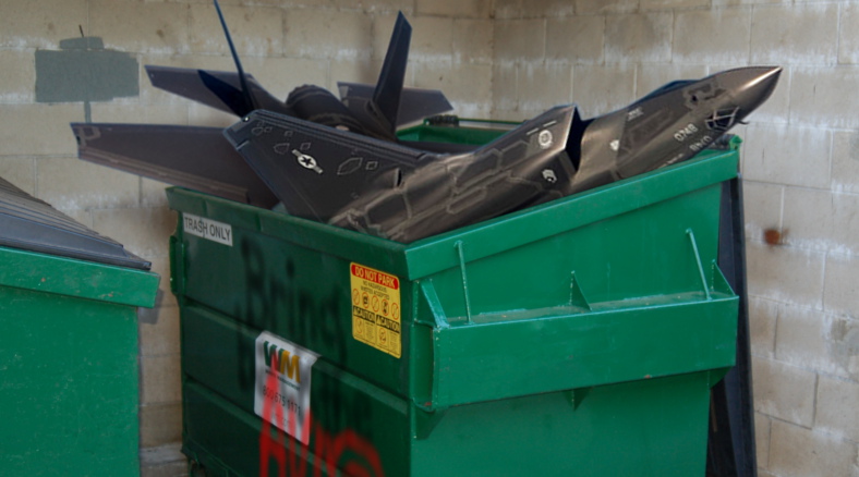 F35 hävittäjien pienoismallit roskiksessa