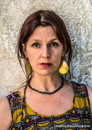 Elviira Davidow on esiintyvä yhteisötaiteilija