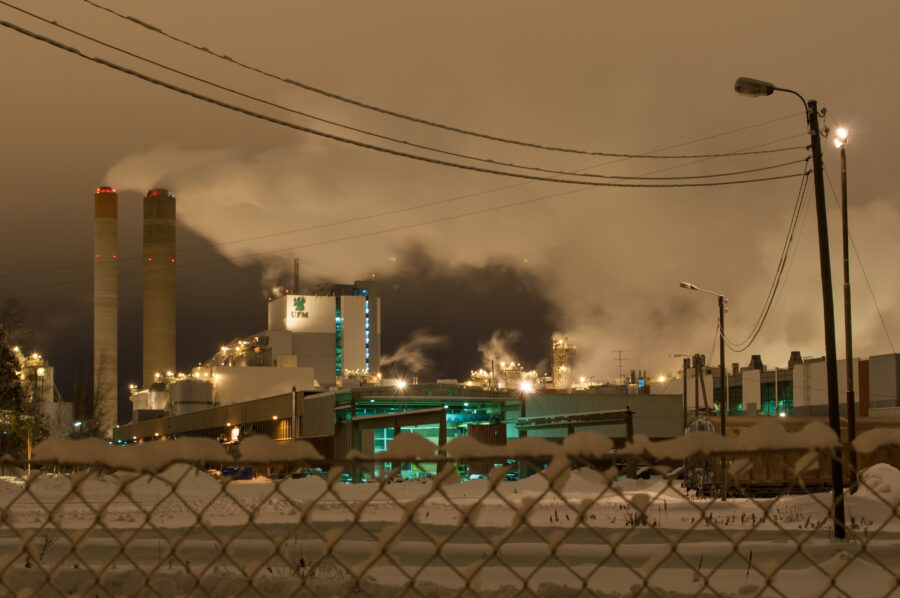 Kuvassa UPM:n Kaukaan tehdas tavella.