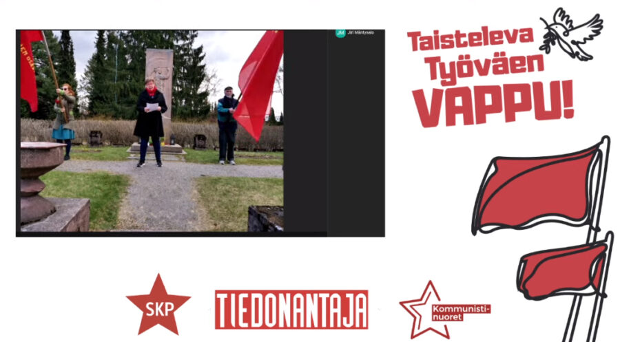 Tiina Sandberg pitää puhetta Malmin hautausmaalla punaisten muistomerkillä.