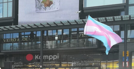 Translippu liehuu Kampin kauppakeskuksen edessä Narinkkatorilla.