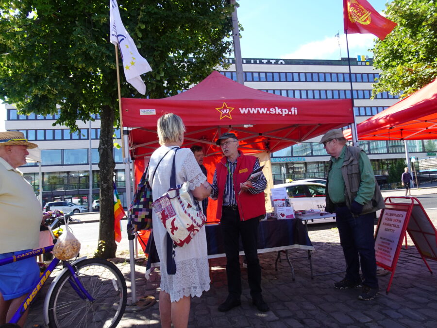 Yrjö Hakanen keräämässä allekirjoituksia Hakaniemessä kesällä 2020.