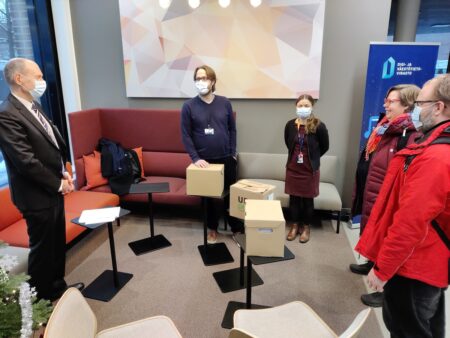 Kuvassa Atte Jääskeläinen ottaa vastaan kannattajakortit.