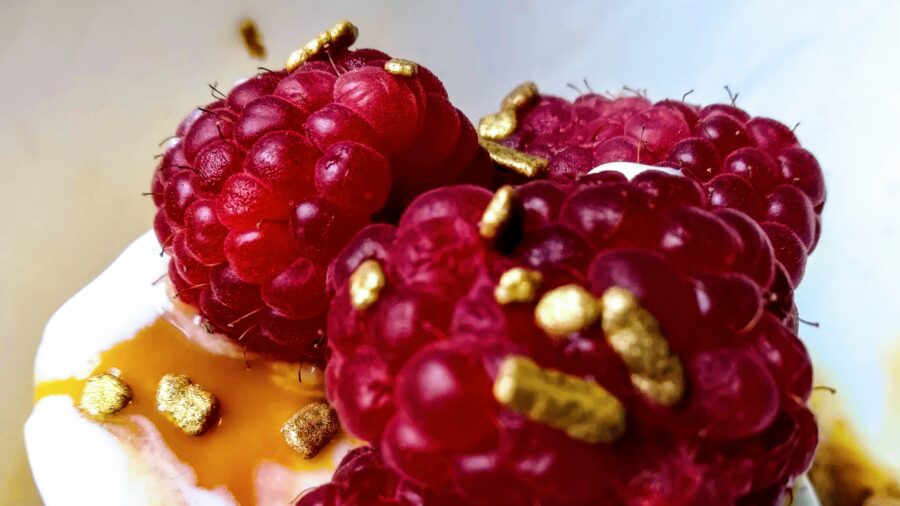 Kultahipuilla koristeltu jälkiruoka-annos.