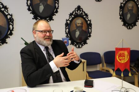 JP (Juha-Pekka) Väisänen on Suomen kommunistisen puolueen puheenjohtaja