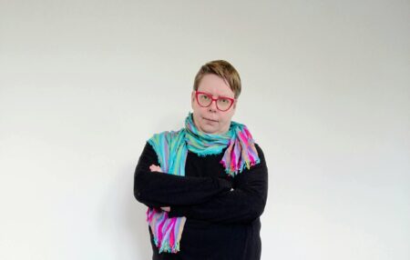 Tiina Sandberg tuijottaa vihaisesti kameraa.